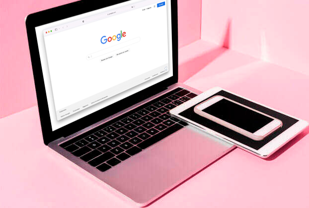 Computador con buscador de Google abierto